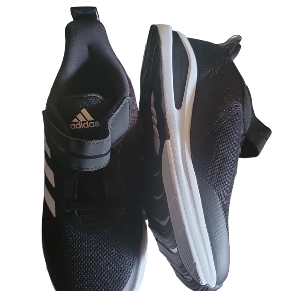 Adidas kids running shoes - Picture 2 of 5